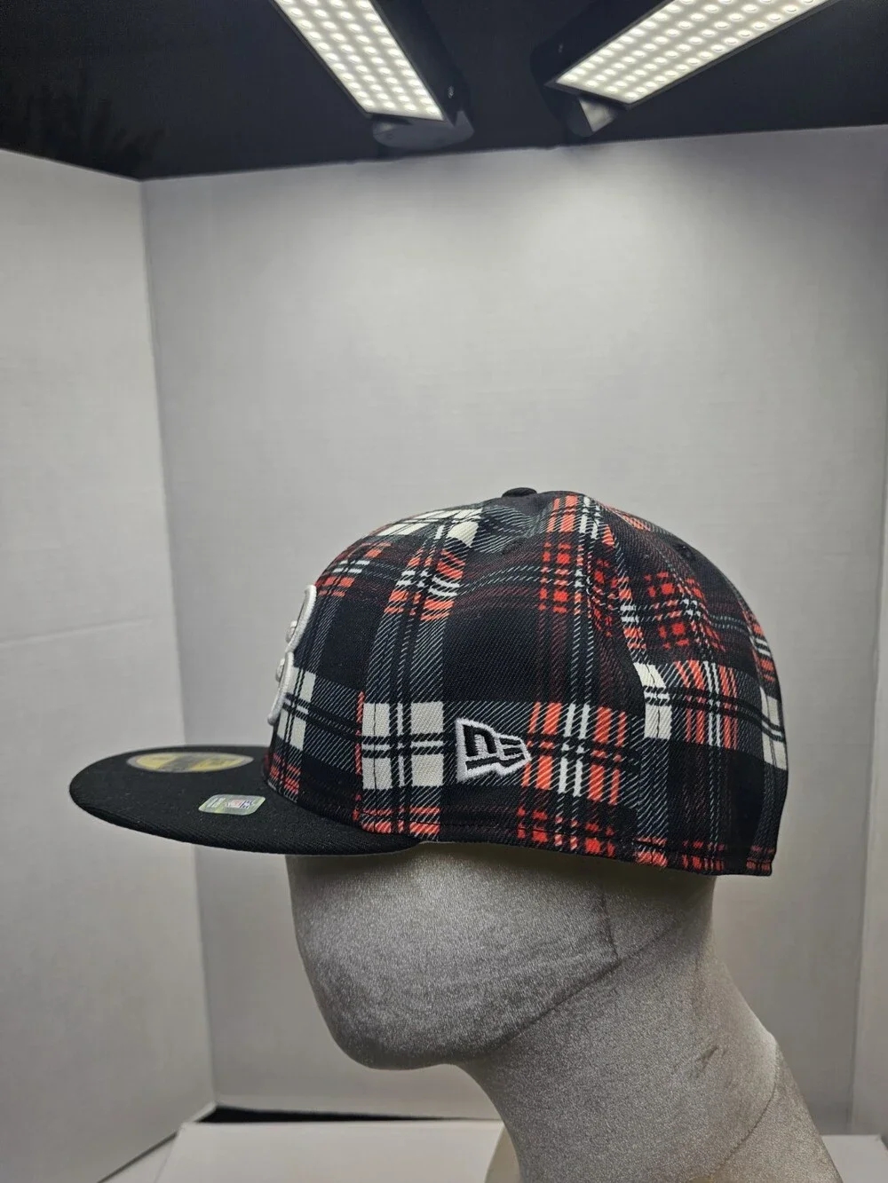 New Era Cincinnati Bengals 59FIFTY Plaid Fitted Hat Size 8 NFL Black Red